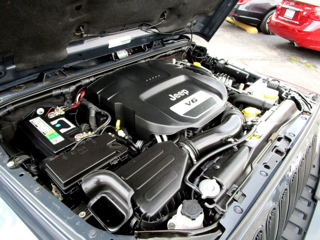 Used 2018 Jeep Wrangler Unlimited Sahara w/ Connectivity Group image 33