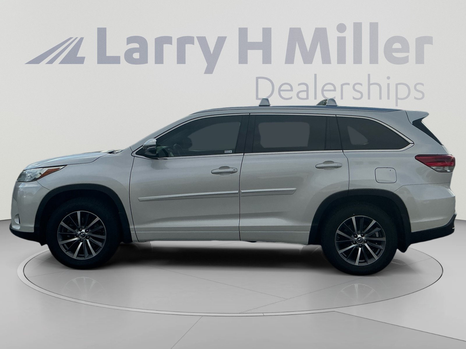 Used 2017 Toyota Highlander XLE AWD/4WD image 2