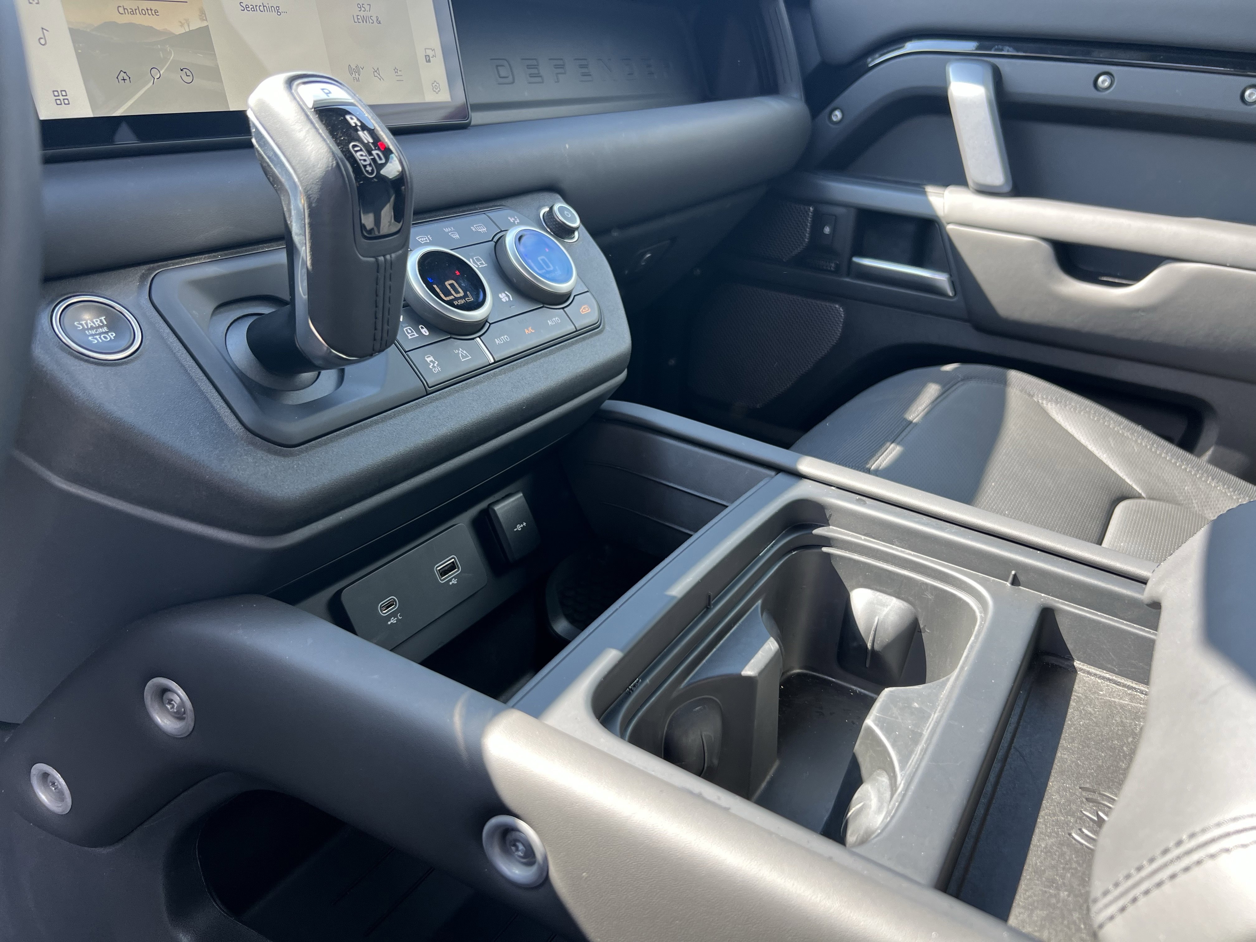 Used 2024 Land Rover Defender 90 X-Dynamic SE image 25