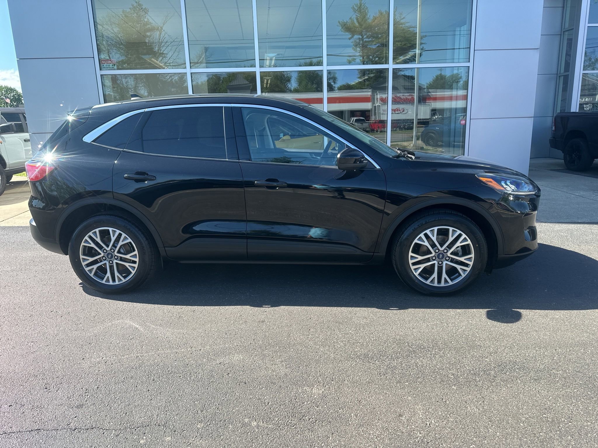 Used 2022 Ford Escape SEL AWD/4WD image 2