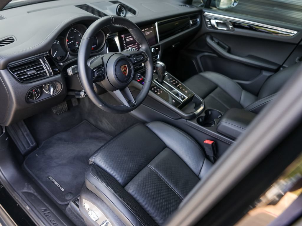 Certified 2026 Porsche Macan AWD/4WD image 4