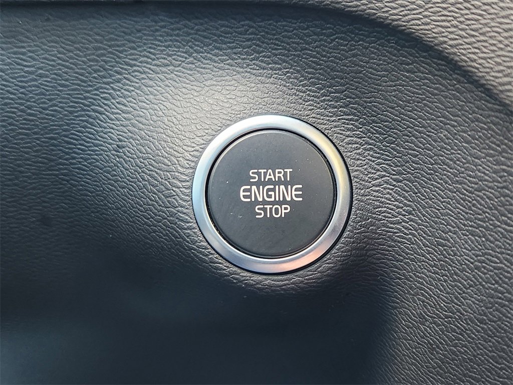 Used 2023 Volvo XC40 B5 Ultimate image 11