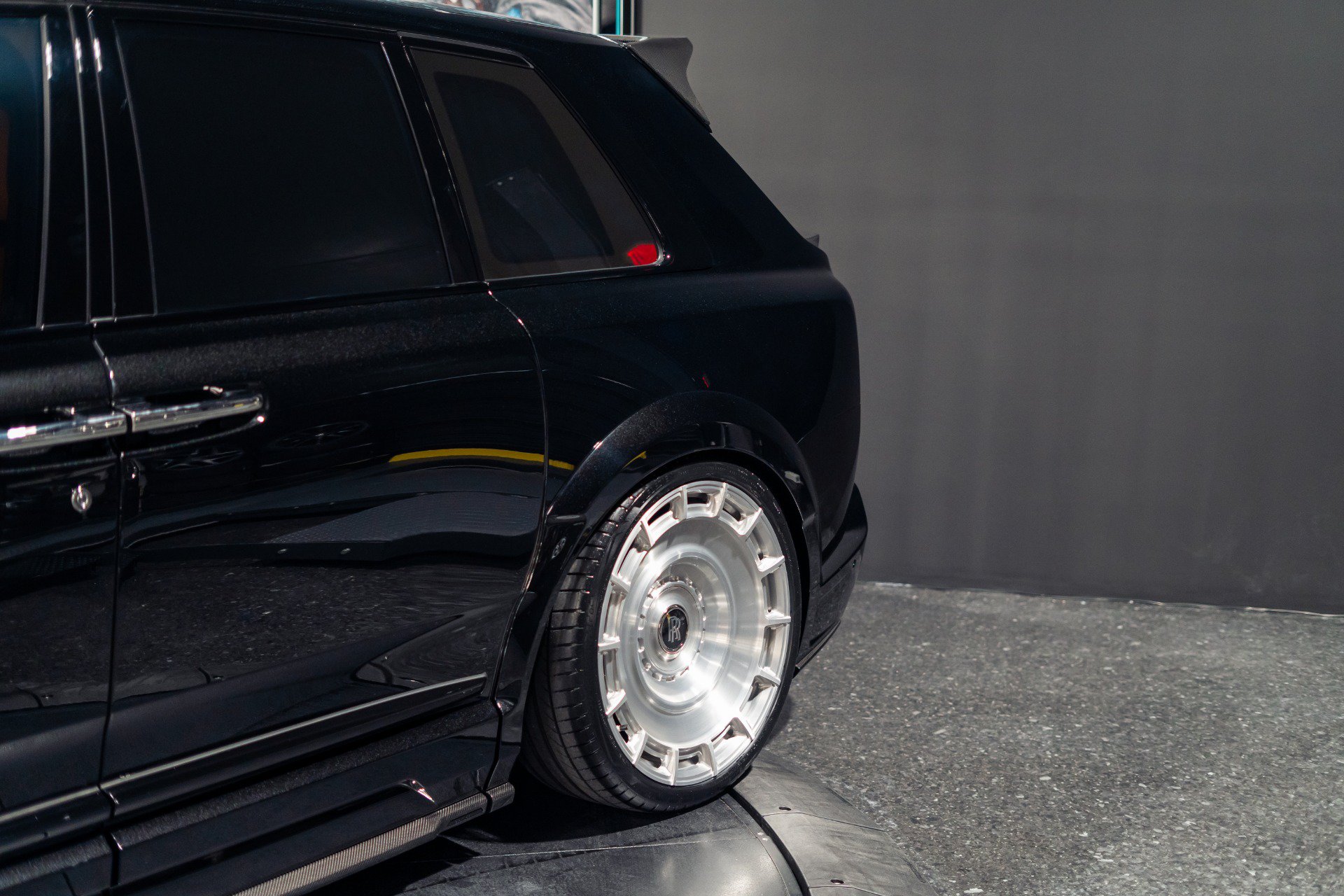 Used 2022 Rolls-Royce Cullinan Black Badge w/ Dark Exterior Package AWD/4WD image 18