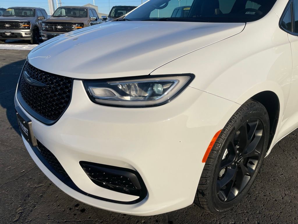 Used 2025 Chrysler Pacifica Limited image 35