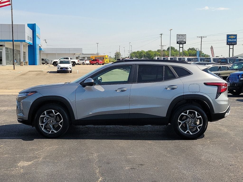 Used 2025 Chevrolet Trax LT w/ LT Convenience Package FWD image 3