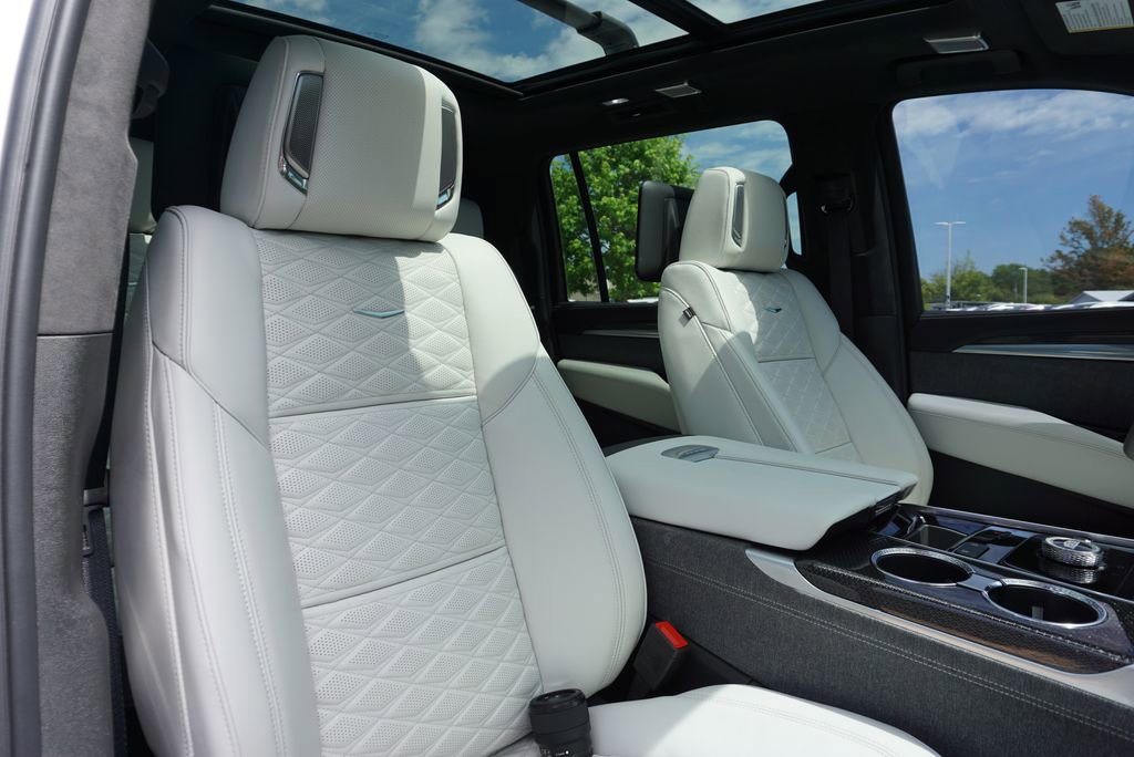 Used 2025 Cadillac Escalade ESV V image 55