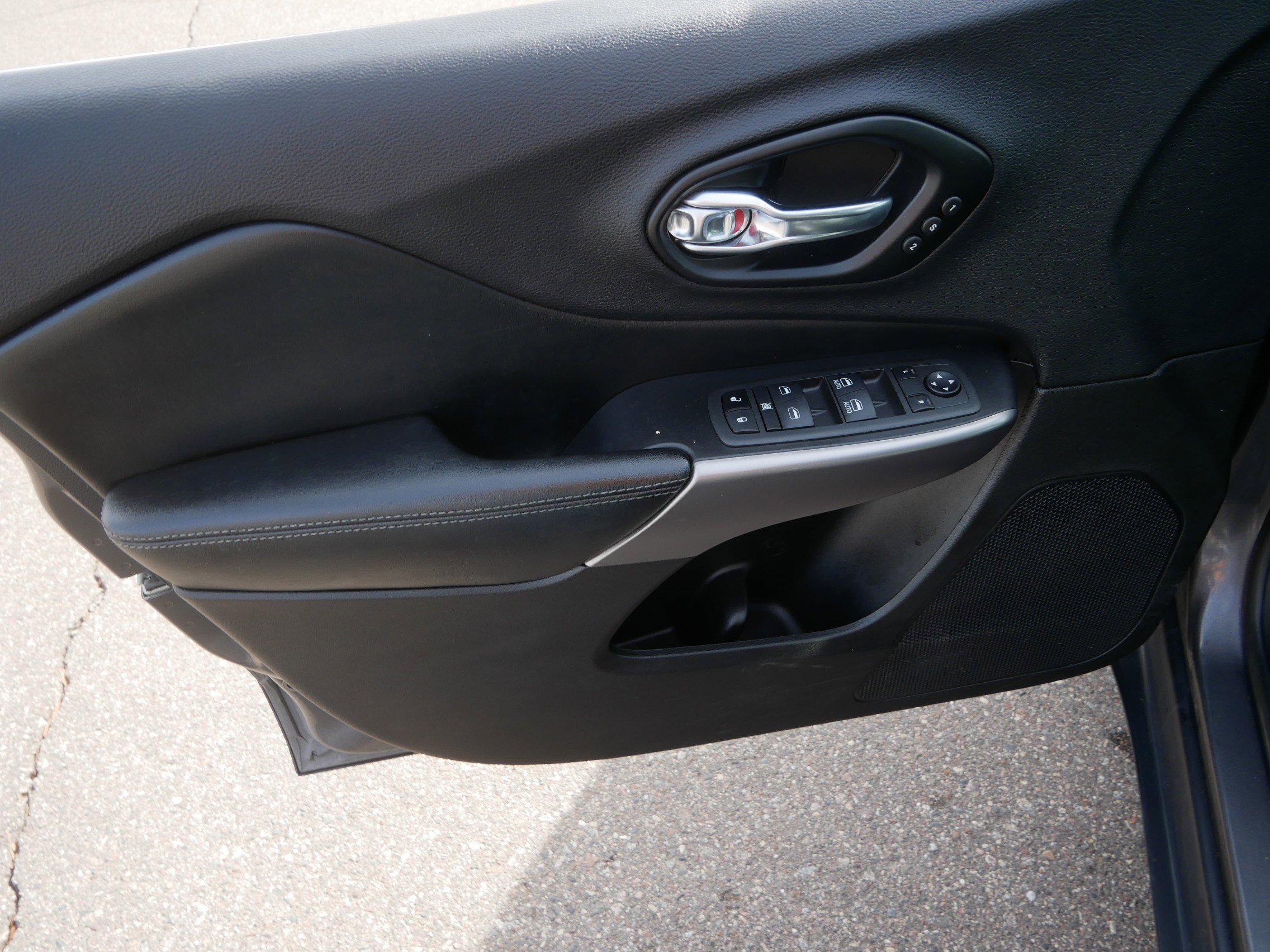 Used 2022 Jeep Cherokee Limited image 23