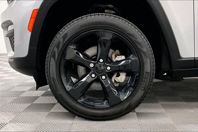 Used 2024 Jeep Grand Cherokee Limited w/ Black Appearance Package image 10