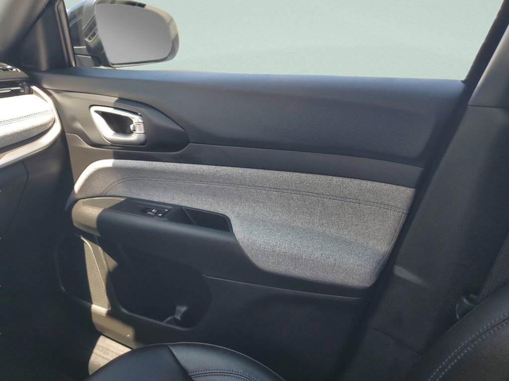 Used 2024 Jeep Compass Latitude image 16