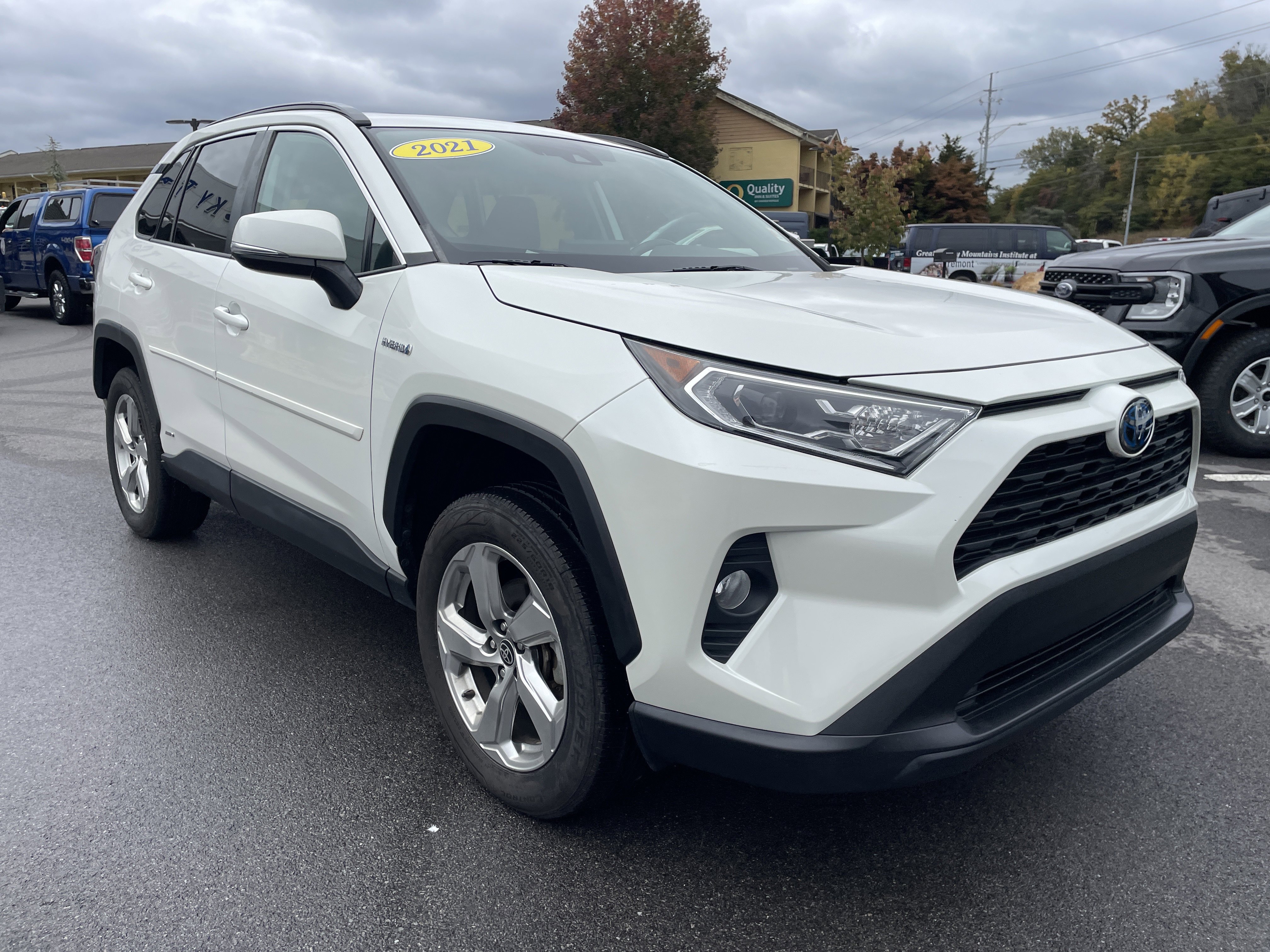 Used 2021 Toyota RAV4 XLE Premium image 3