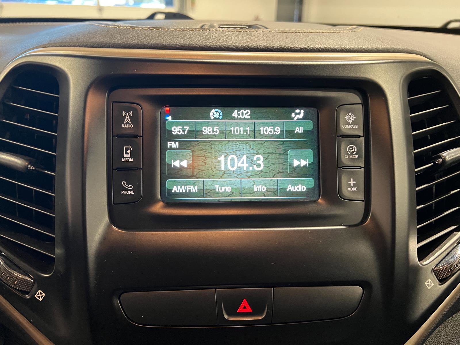 Used 2018 Jeep Cherokee Latitude w/ Cold Weather Group image 17