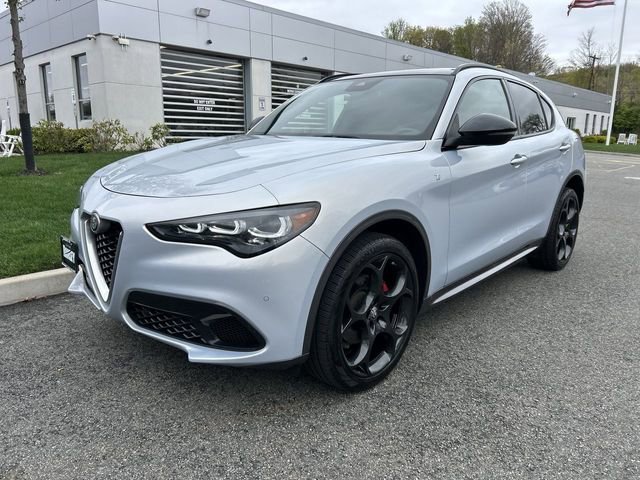 Used 2024 Alfa Romeo Stelvio Ti w/ Performance Driving Package AWD/4WD image 4