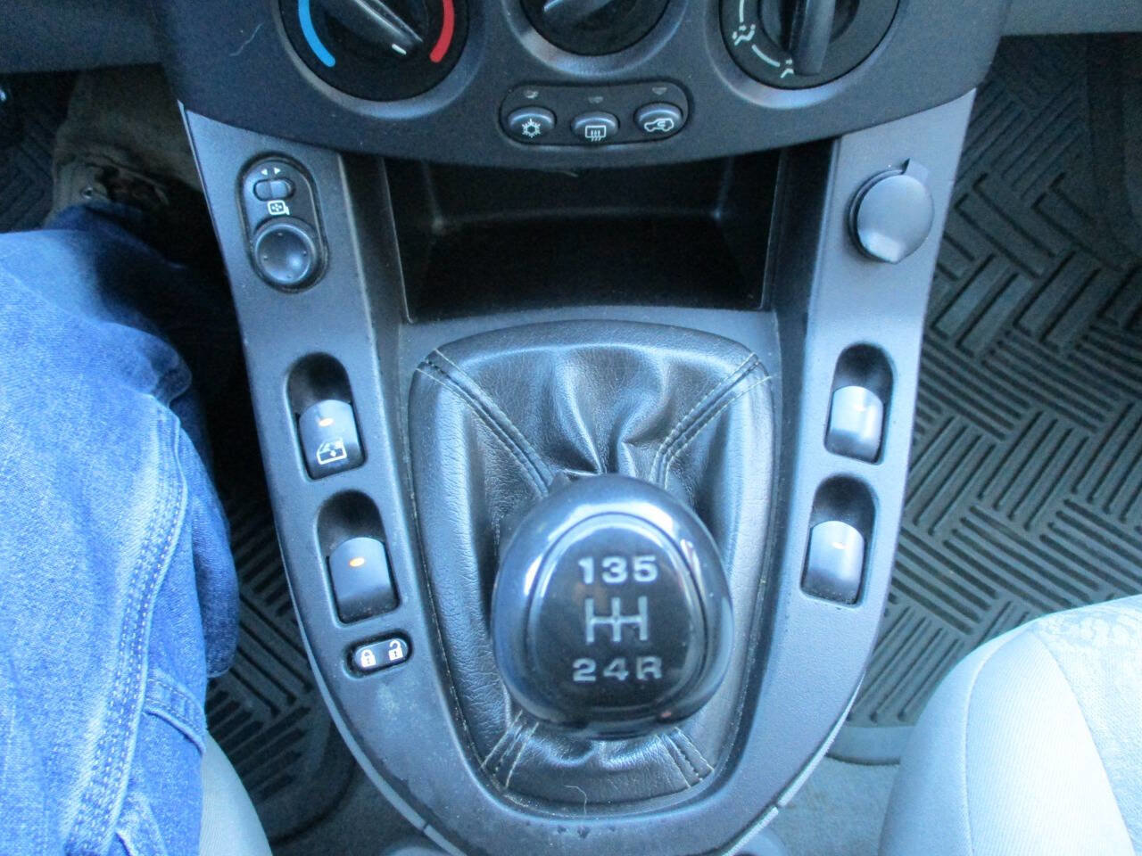 Used 2004 Saturn Vue 2WD w/ Sport Plus Pkg image 37