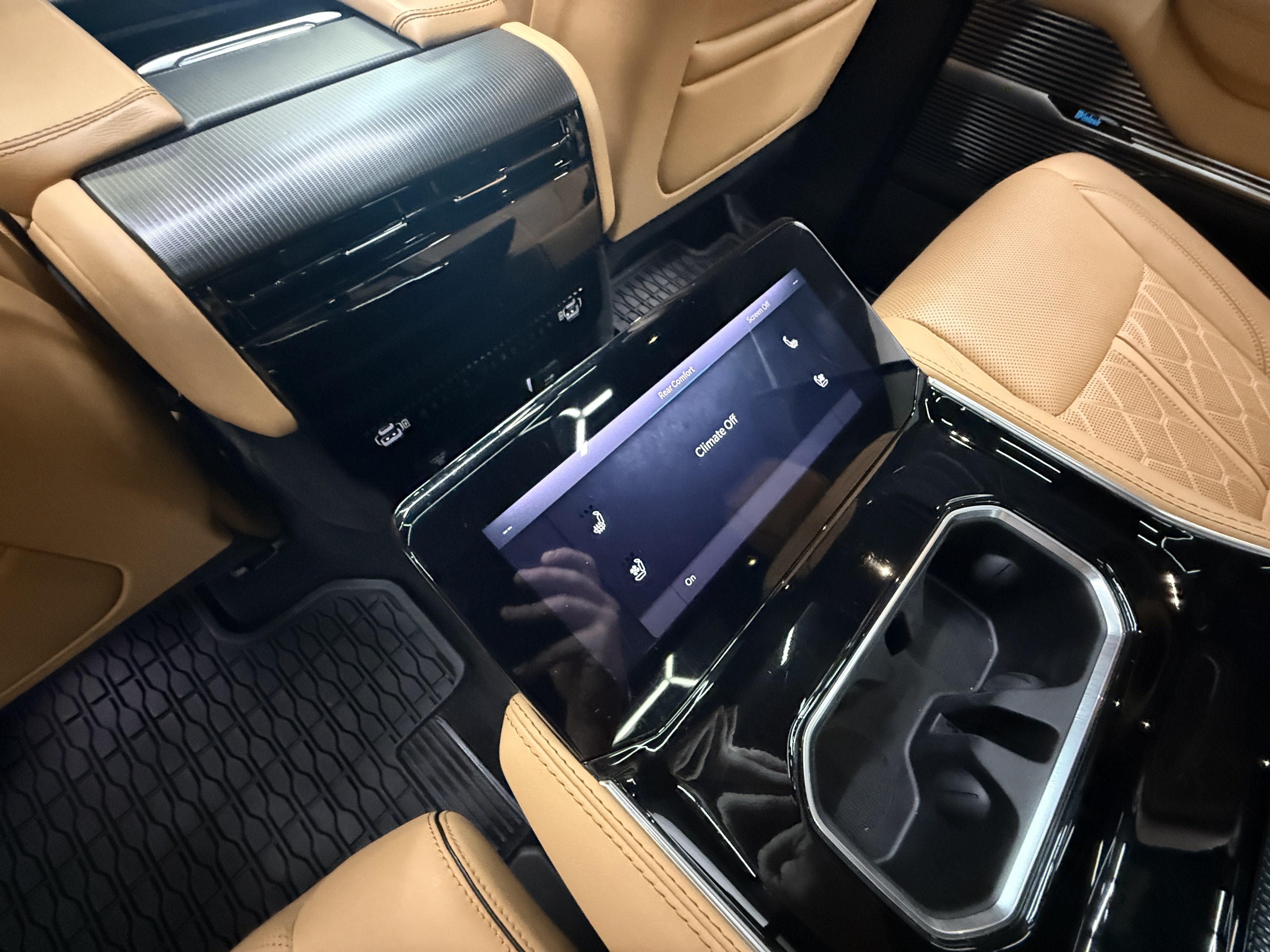 Used 2024 Jeep Grand Wagoneer Series III w/ Rear-Seat Entertainment Group AWD/4WD image 29