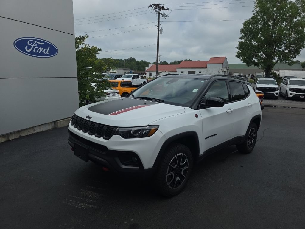 Used 2025 Jeep Compass Trailhawk AWD/4WD image 2