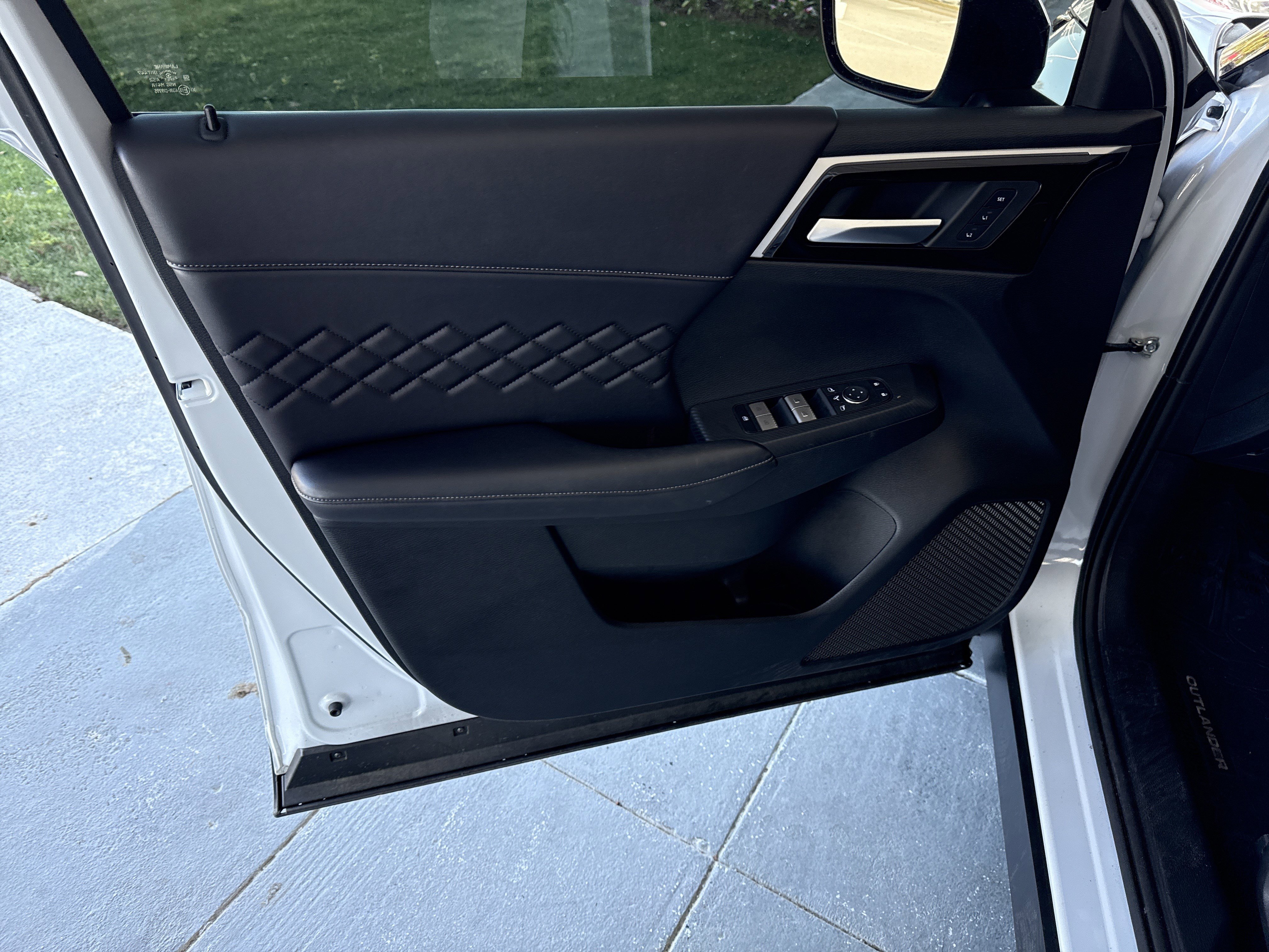 Used 2024 Mitsubishi Outlander SEL Black Edition image 13