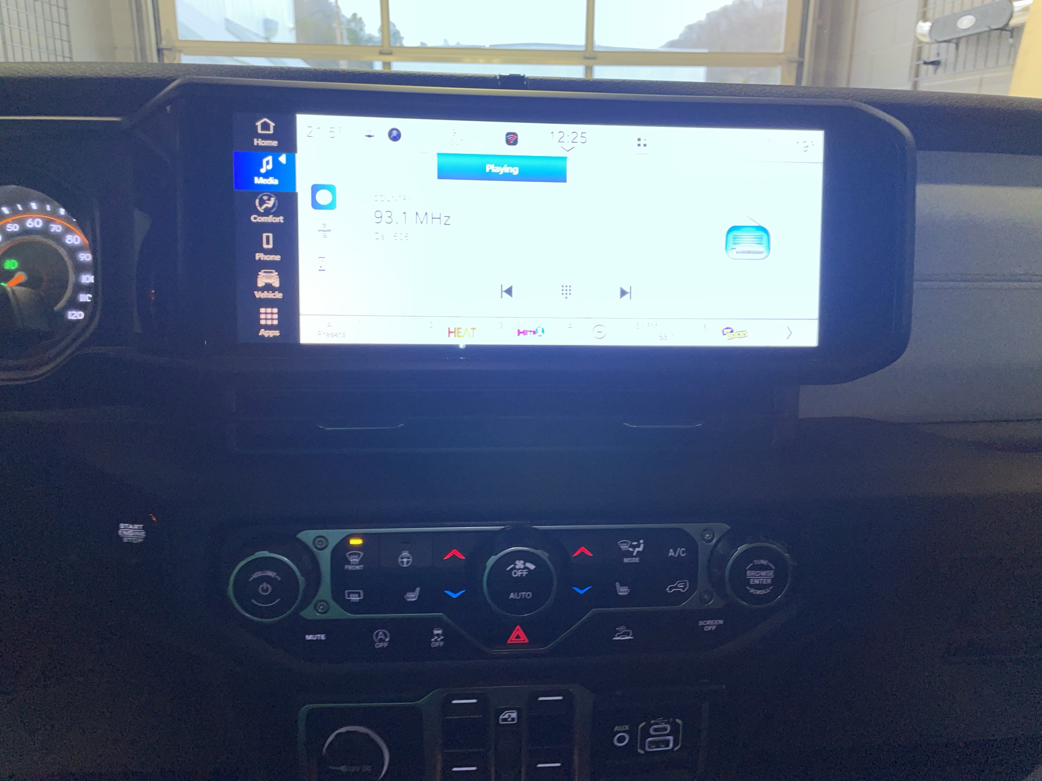 Used 2025 Jeep Gladiator Sport image 11