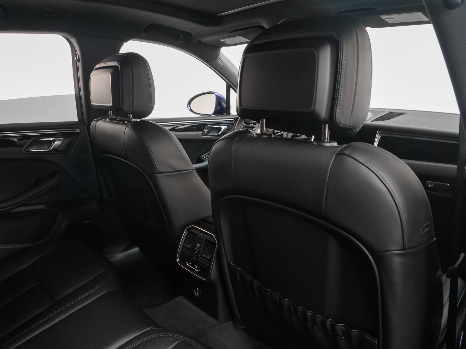 Certified 2025 Porsche Macan AWD/4WD image 19