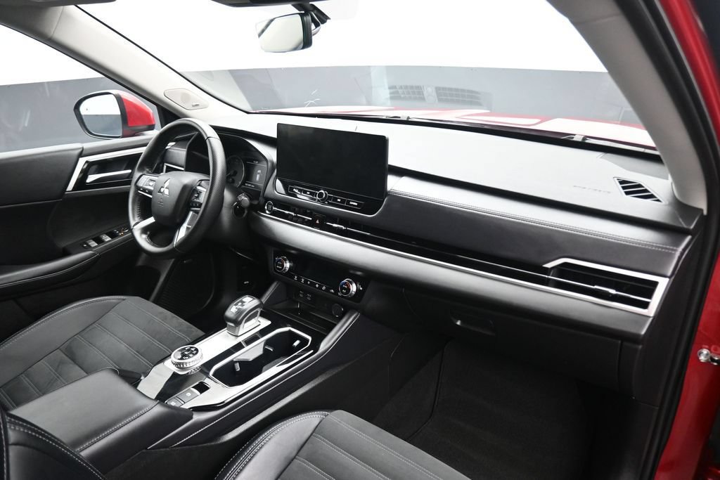 Used 2025 Mitsubishi Outlander AWD image 53