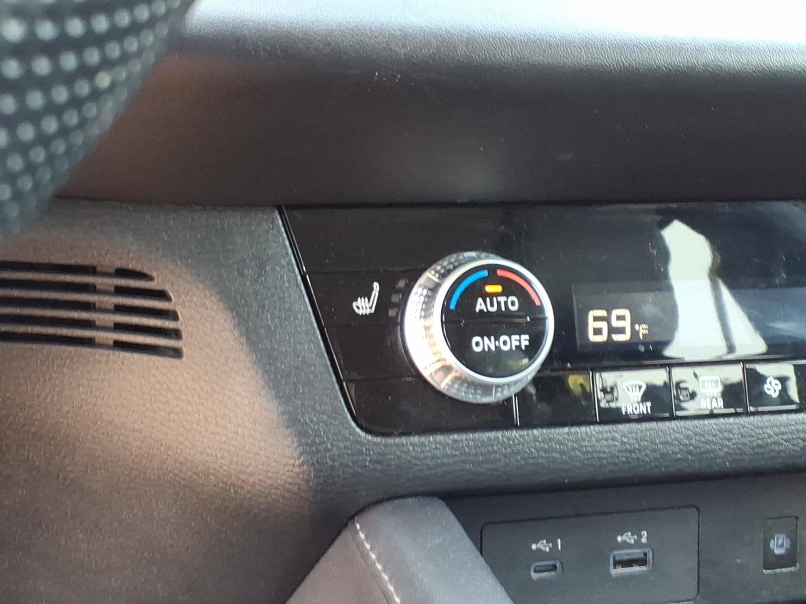 Used 2024 Mitsubishi Outlander SE image 12