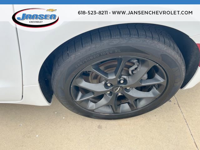 Used 2025 Chrysler Pacifica Limited FWD image 33