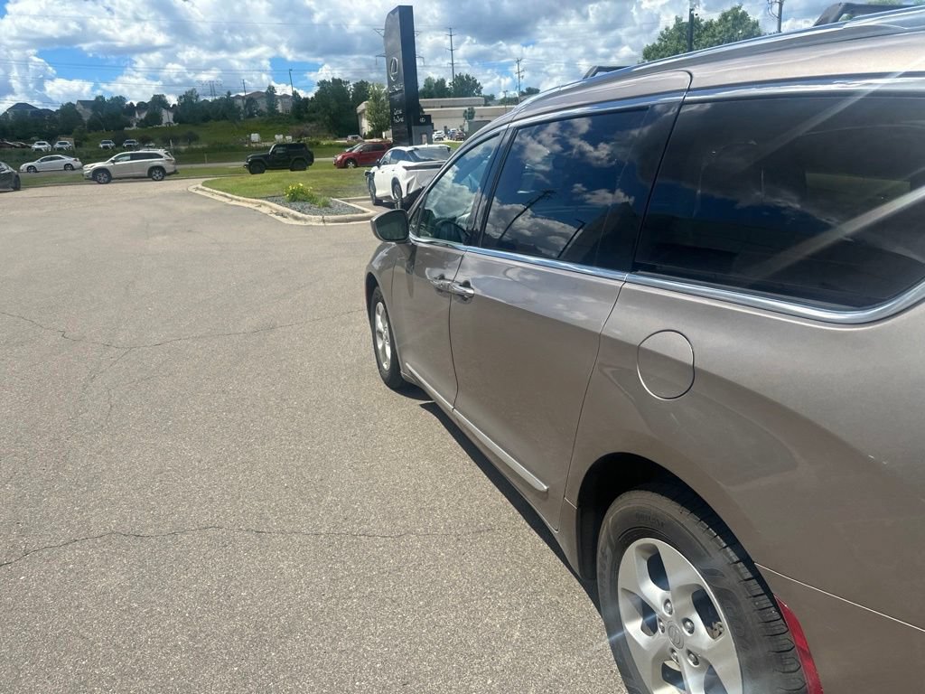 Used 2017 Chrysler Pacifica Touring-L Plus FWD image 13