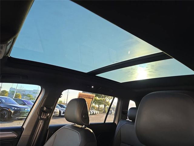 Used 2023 Volkswagen Tiguan SE R-Line image 25