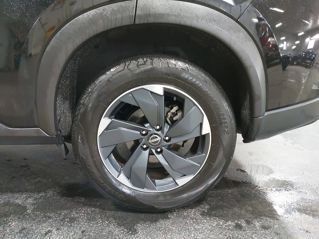 Certified 2025 Nissan Rogue SV image 33