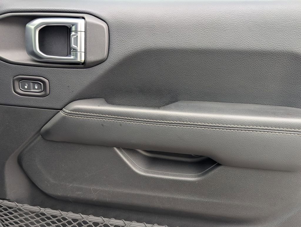 Used 2018 Jeep Wrangler Unlimited Sahara image 28