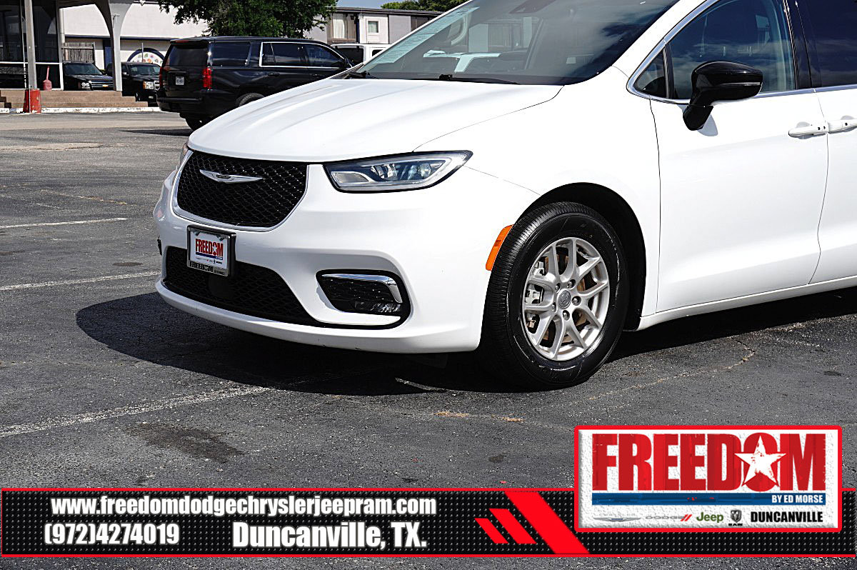 Used 2024 Chrysler Pacifica Touring-L FWD image 41