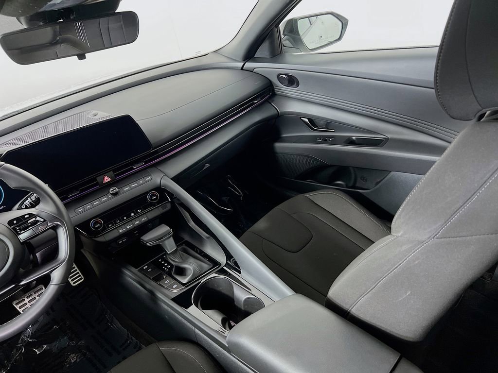 Certified 2025 Hyundai Elantra SEL image 22