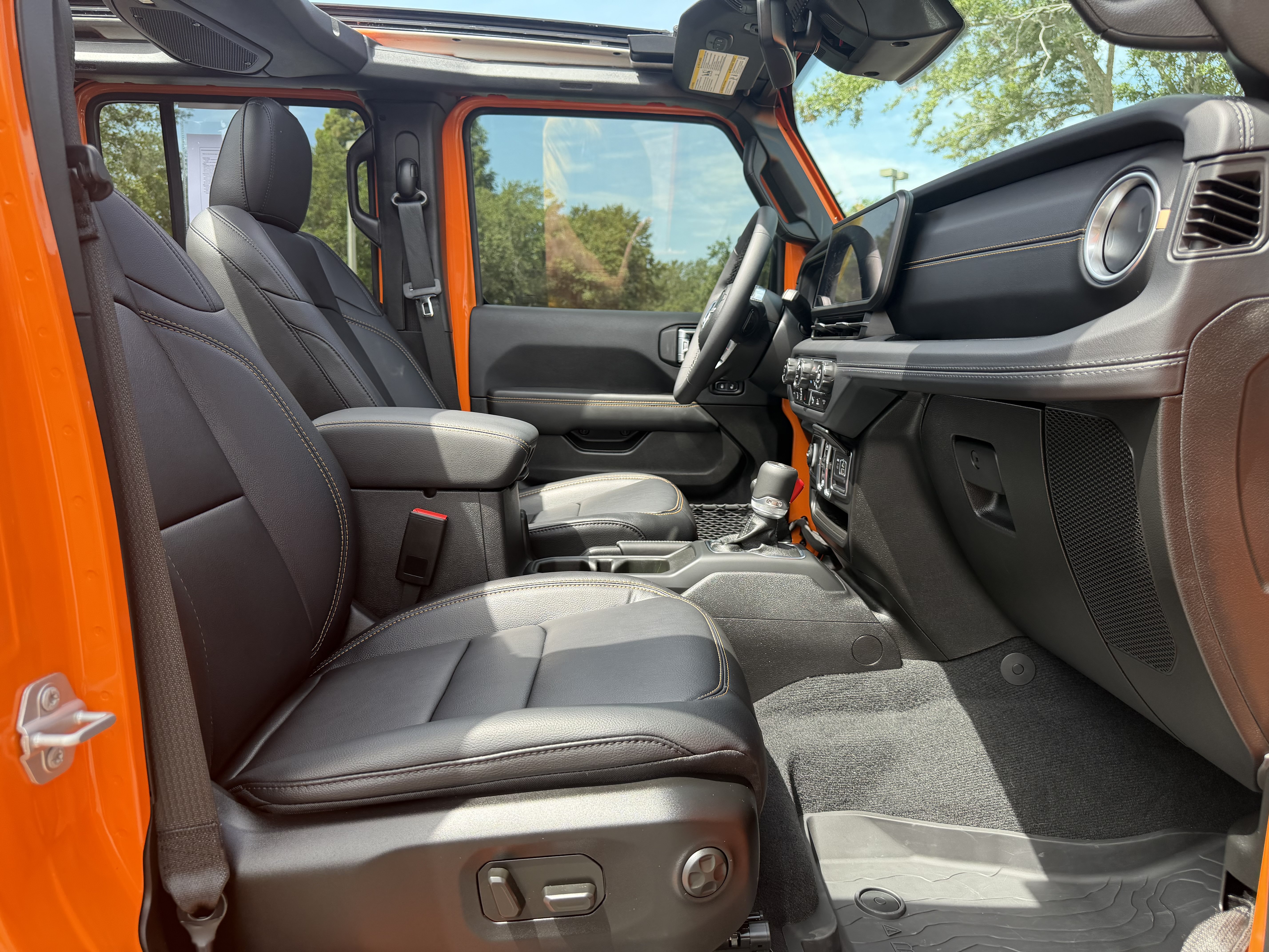 Used 2025 Jeep Wrangler Unlimited Sahara AWD/4WD image 23
