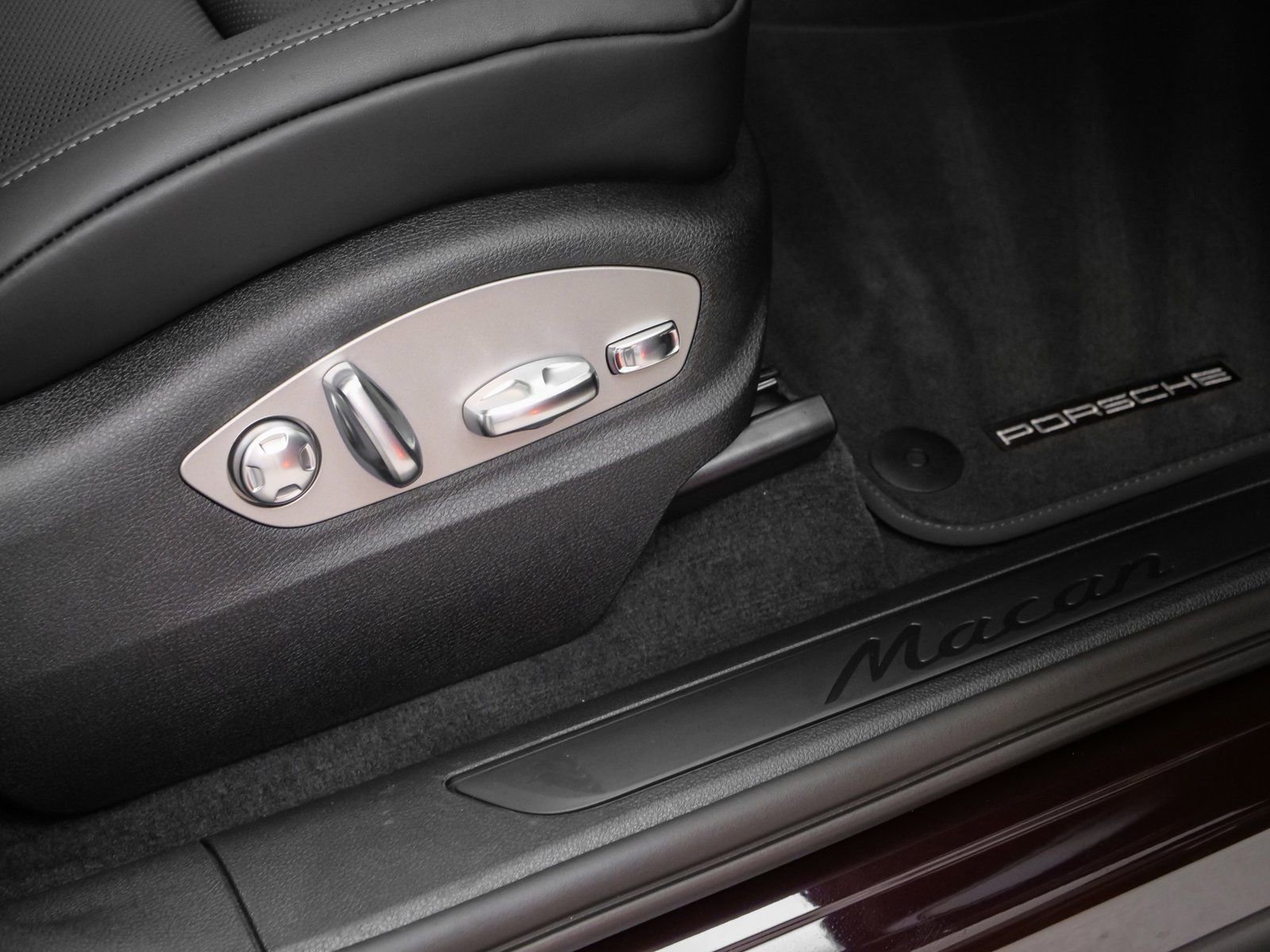 Certified 2025 Porsche Macan AWD/4WD image 19