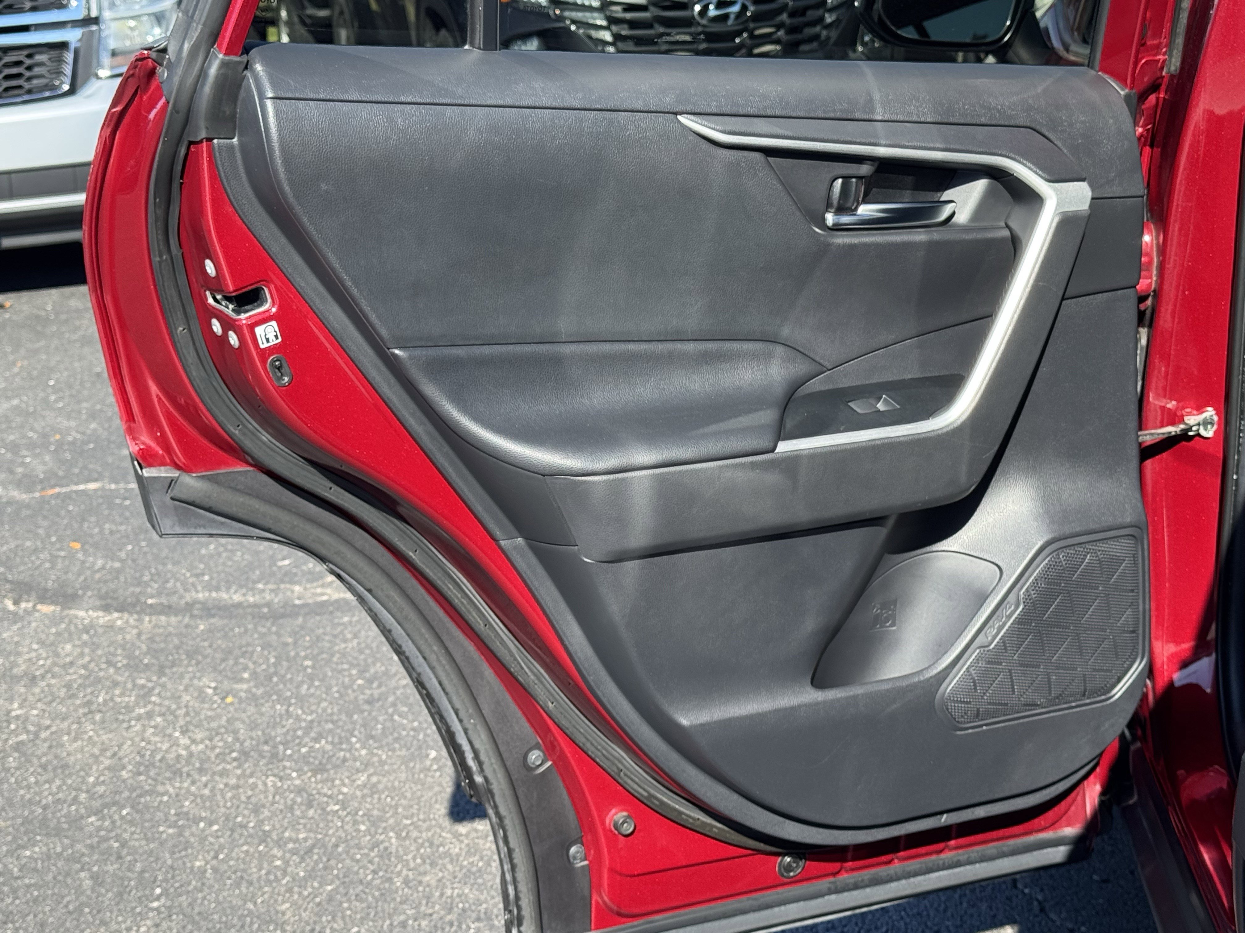 Used 2020 Toyota RAV4 XLE Premium image 32