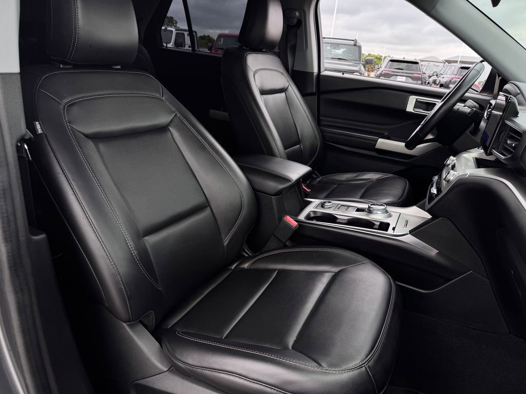 Used 2022 Ford Explorer XLT w/ Equipment Group 202A image 27