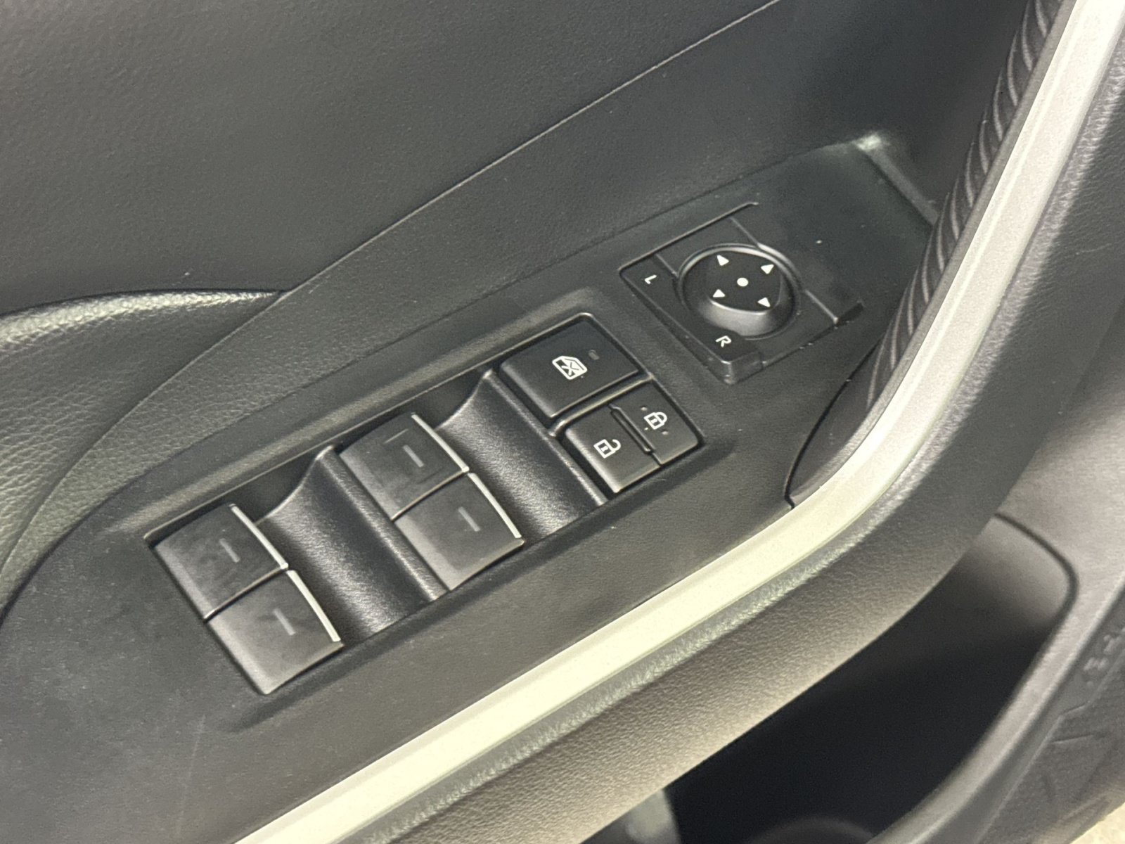 Used 2025 Toyota RAV4 XLE AWD/4WD image 27