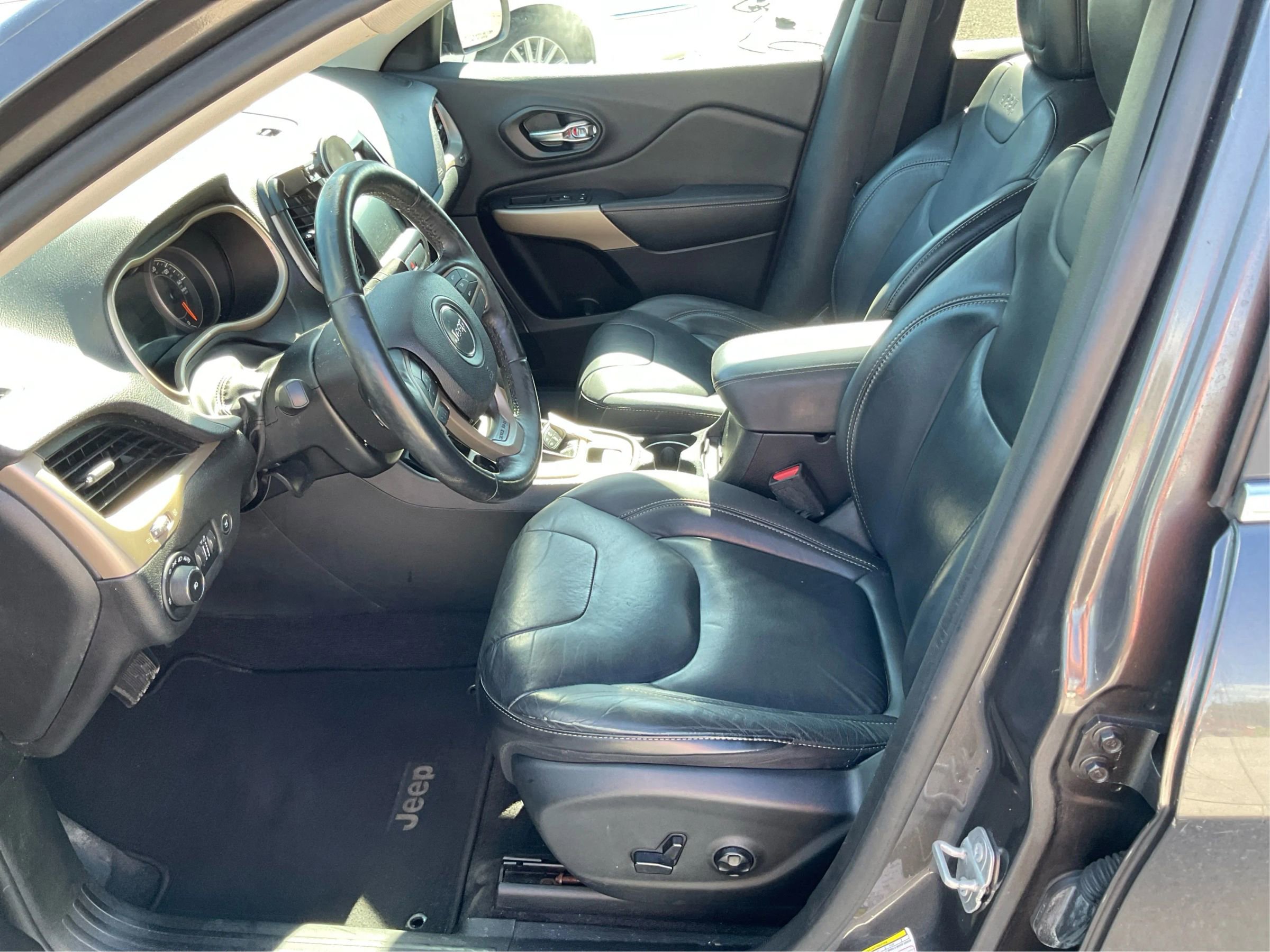 Used 2018 Jeep Cherokee Limited FWD image 9