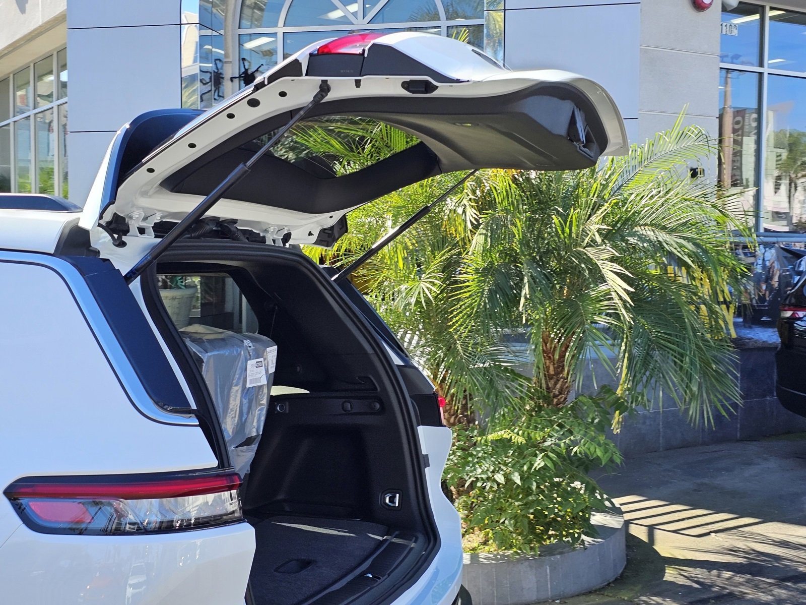 New 2025 Jeep Grand Cherokee L Laredo image 8