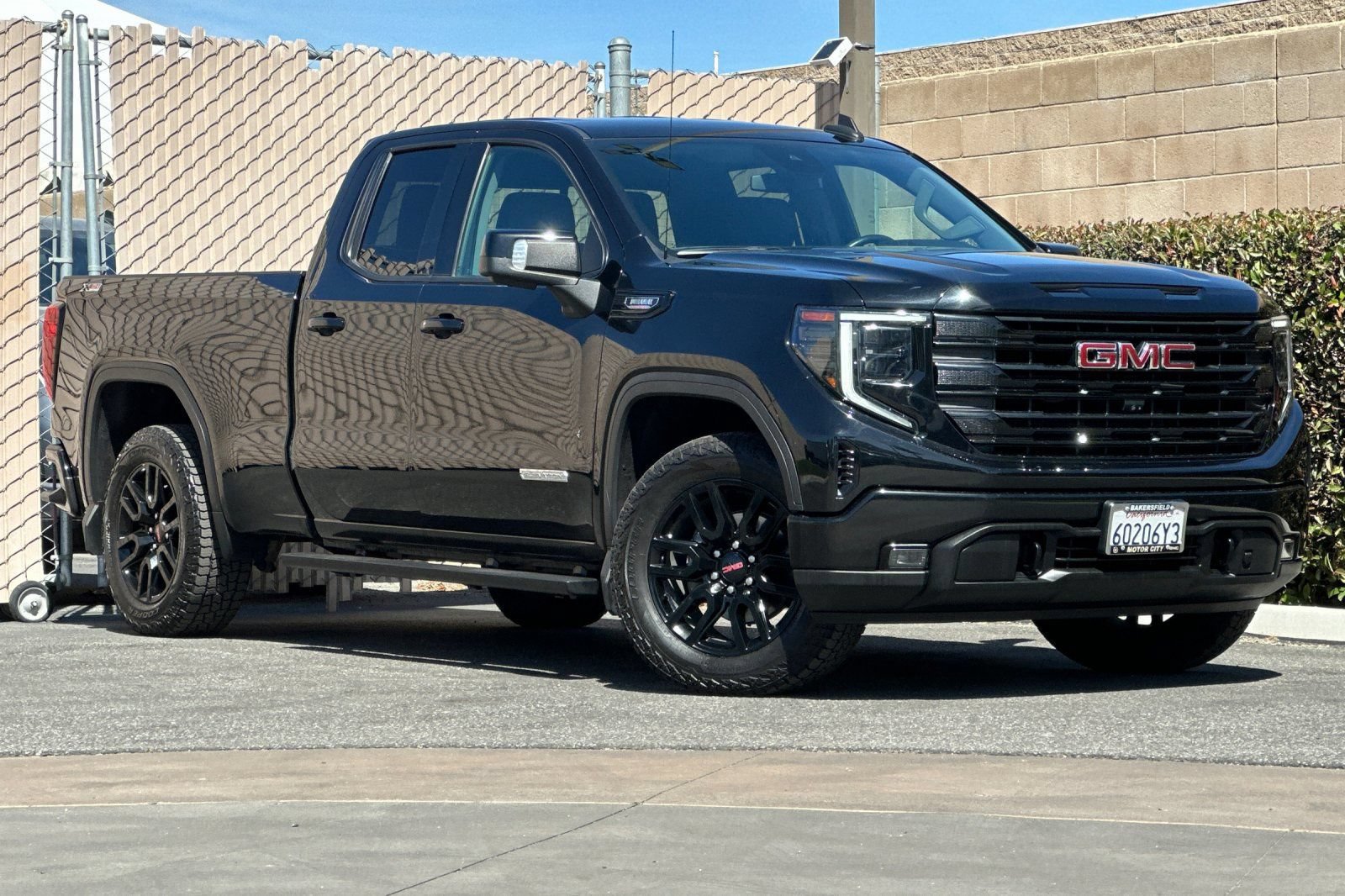 Certified 2022 GMC Sierra 1500 Elevation w/ Preferred Package AWD/4WD image 2