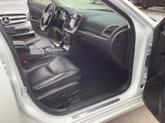 Used 2019 Chrysler 300 Limited image 6