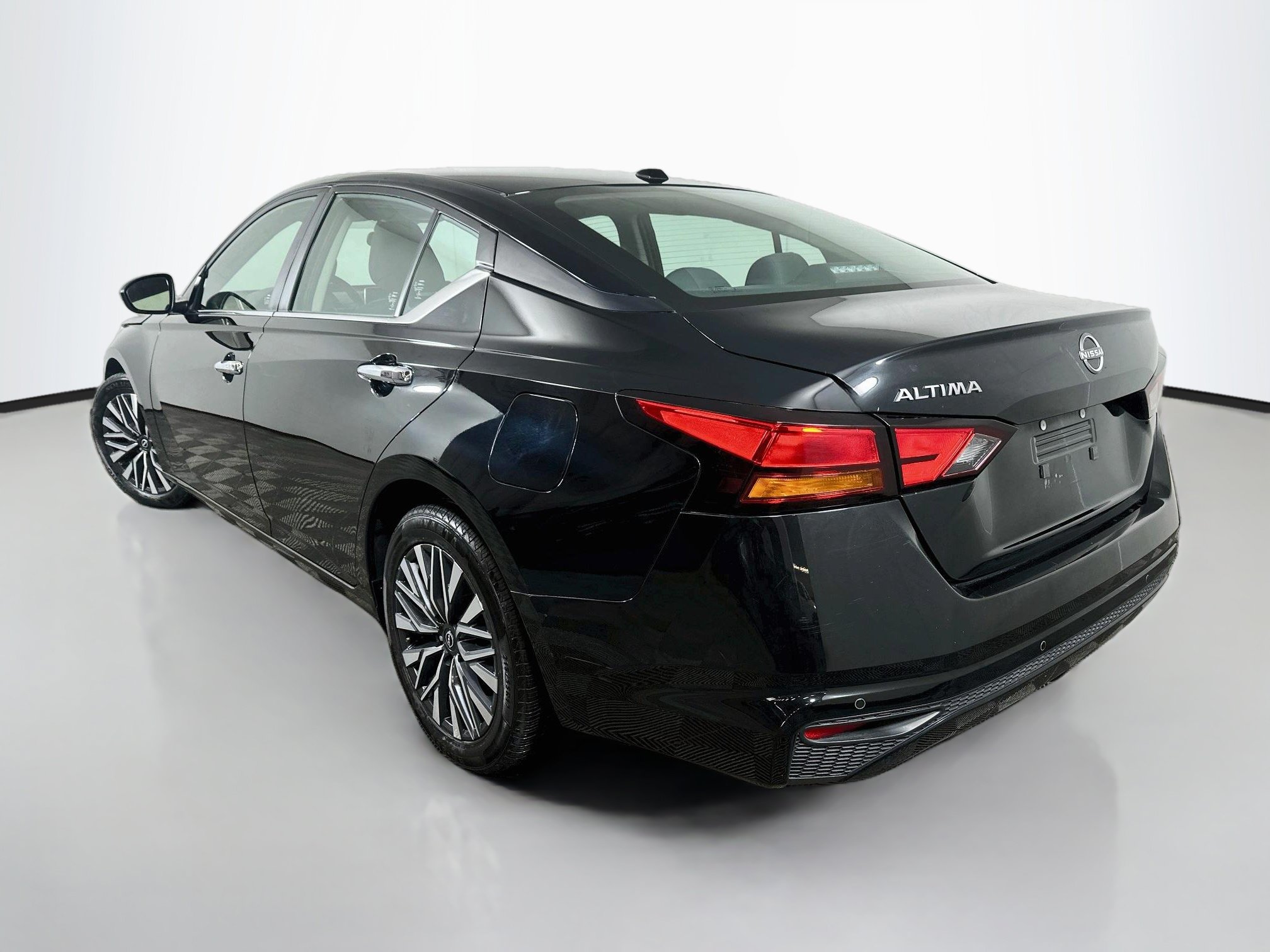 Used 2025 Nissan Altima 2.5 SV FWD image 5