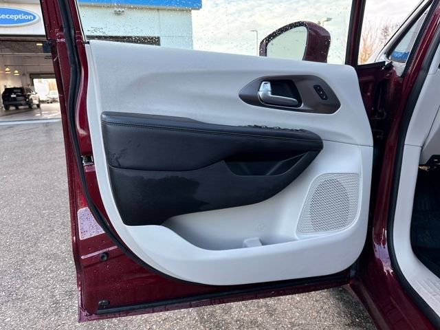 Used 2017 Chrysler Pacifica Limited w/ UConnect Theater Package image 16