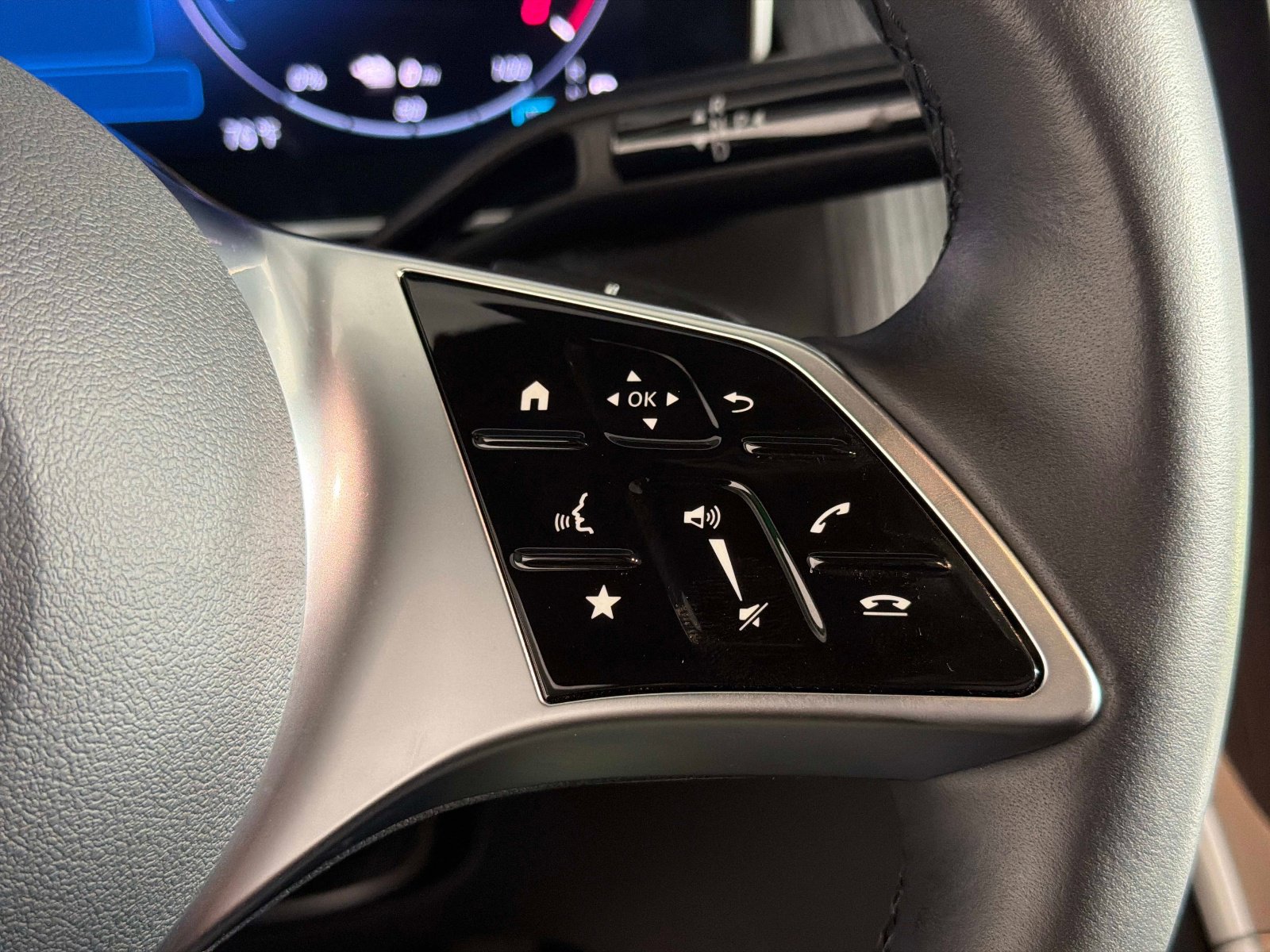 Used 2025 Mercedes-Benz GLC 350e 4MATIC image 49