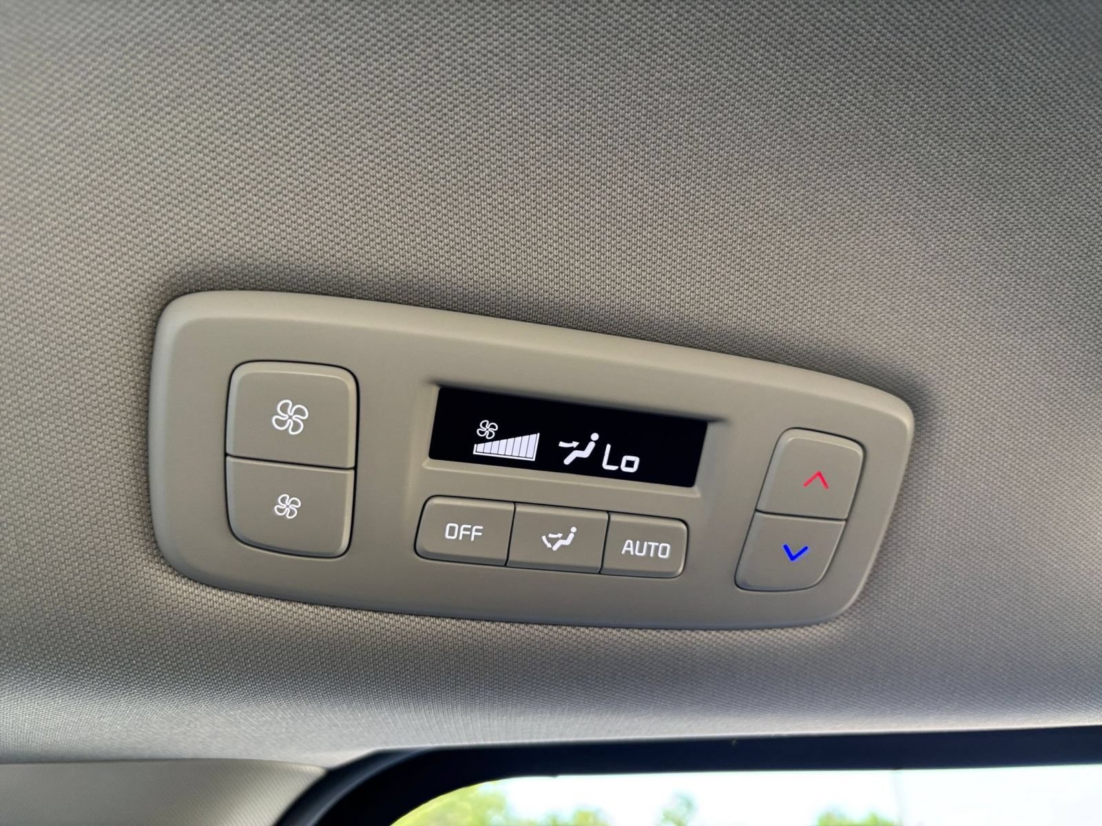Used 2026 Kia Carnival FWD image 24