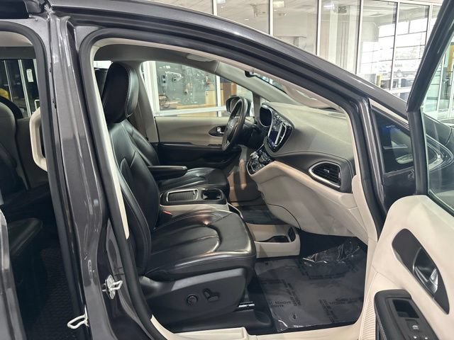 Used 2023 Chrysler Pacifica Touring-L w/ Uconnect Theater Family Group AWD/4WD image 44