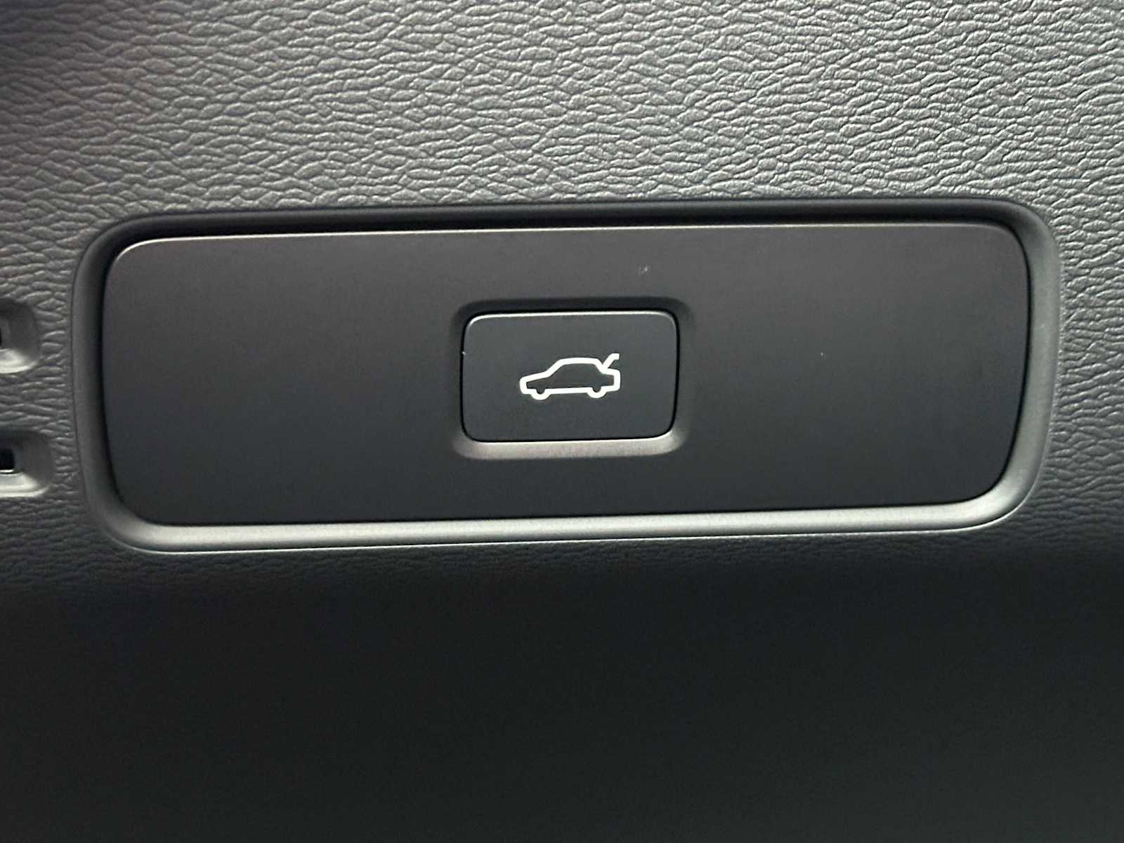 Used 2025 Volvo XC40 B5 Ultra w/ Climate Package image 30