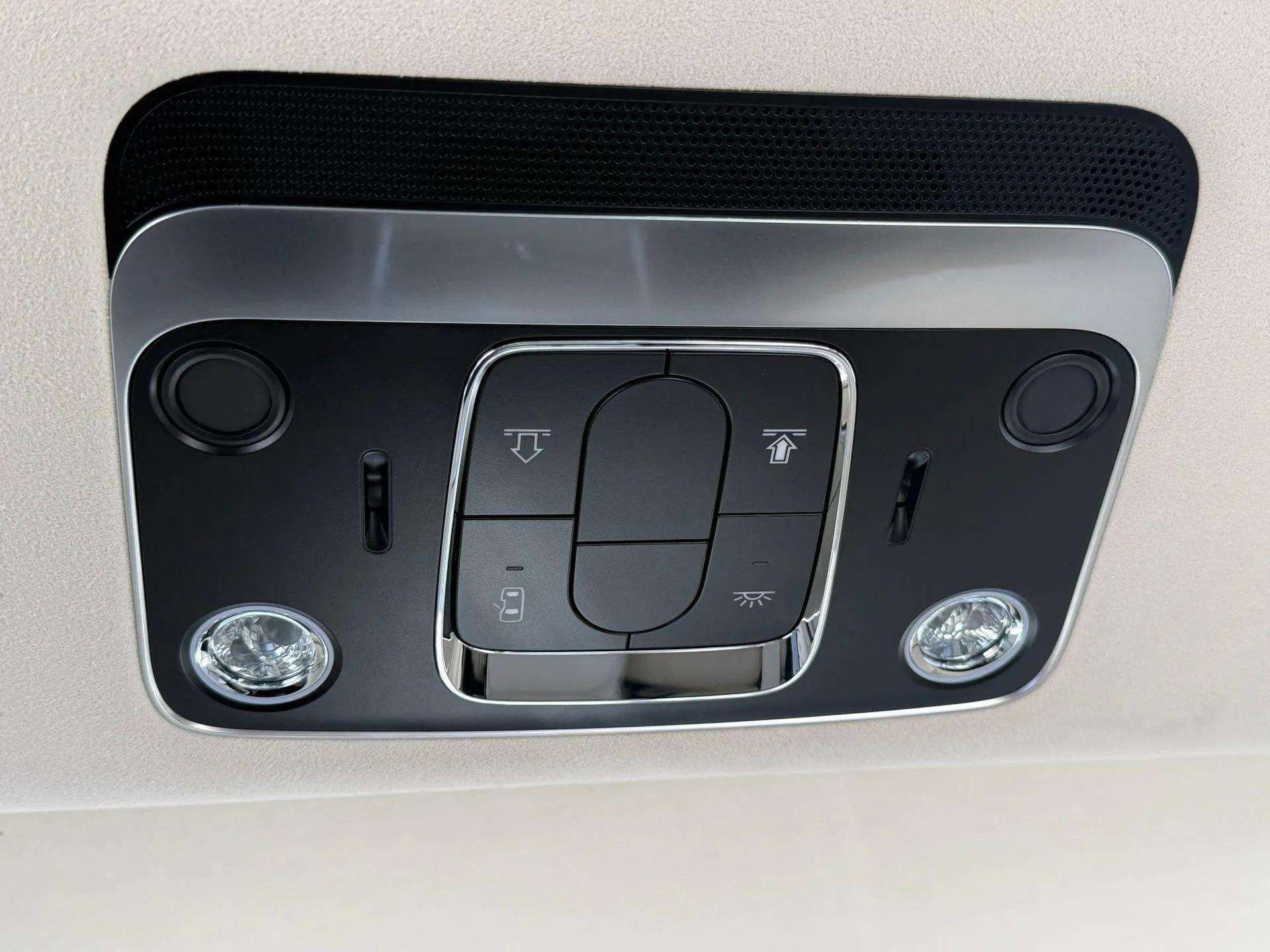 Used 2025 Bentley Flying Spur Plug-In Hybrid image 33