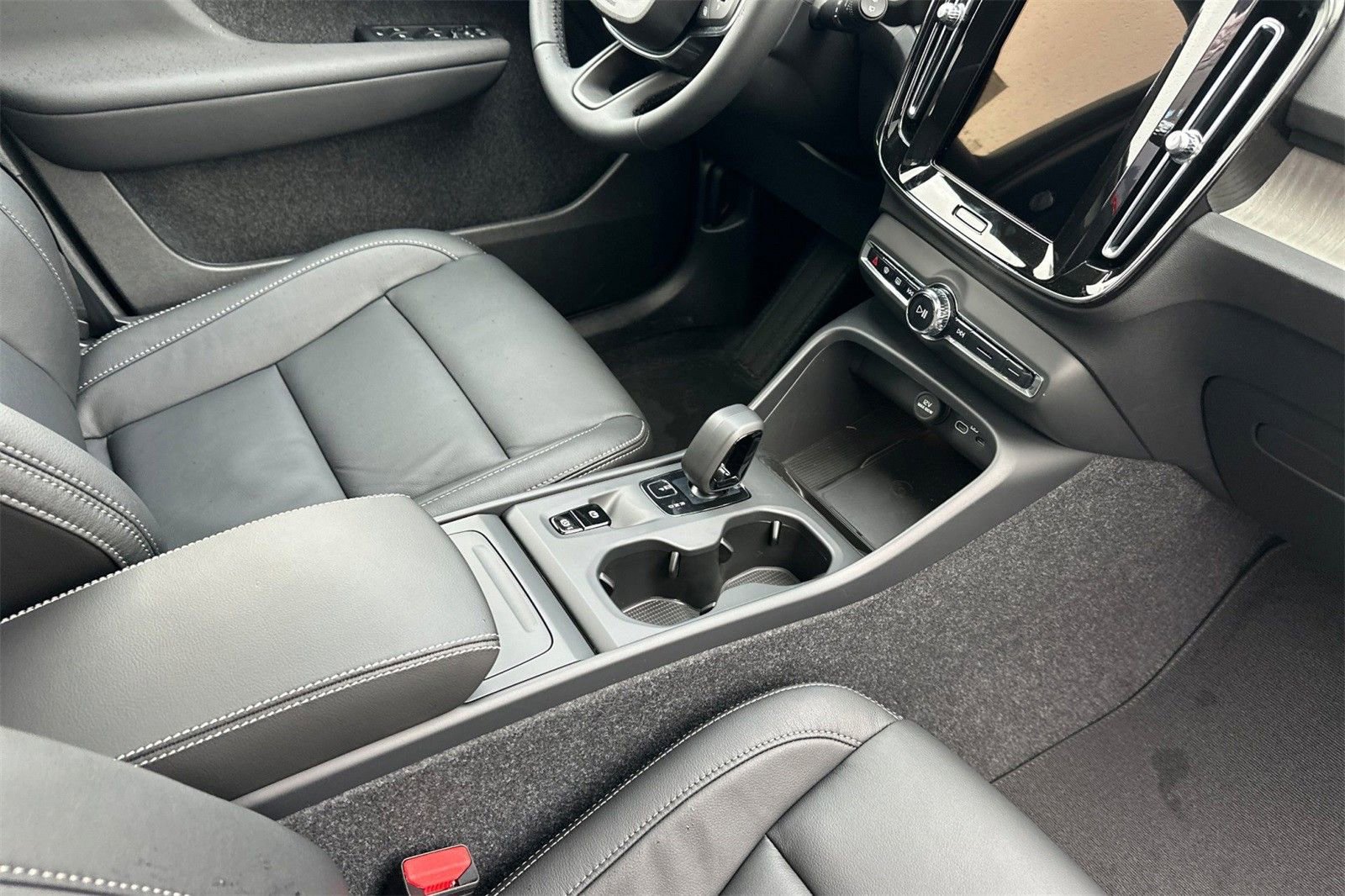 Certified 2025 Volvo XC40 B5 Core w/ Protection Package Premier image 15
