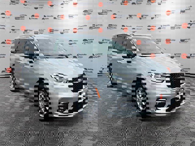 Used 2024 Chrysler Pacifica Touring-L image 7