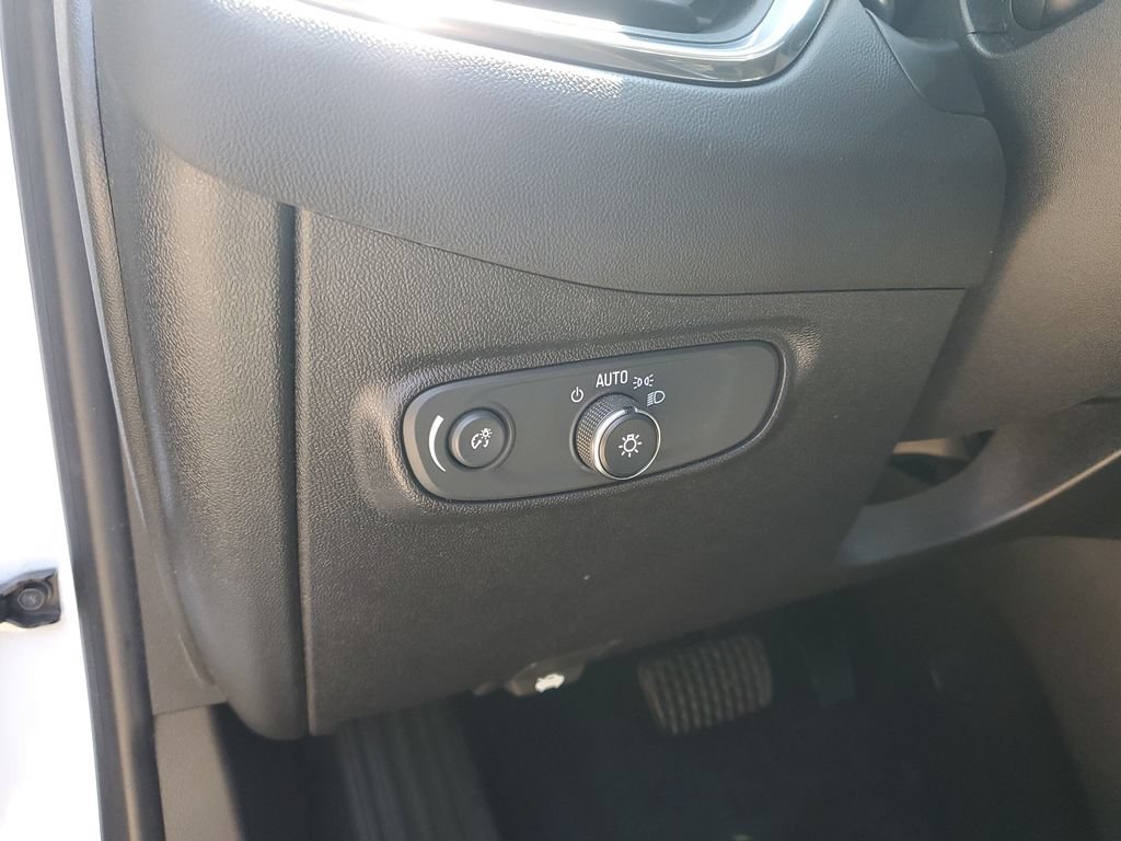 Used 2019 Chevrolet Equinox LT w/ Driver Convenience Package FWD image 10